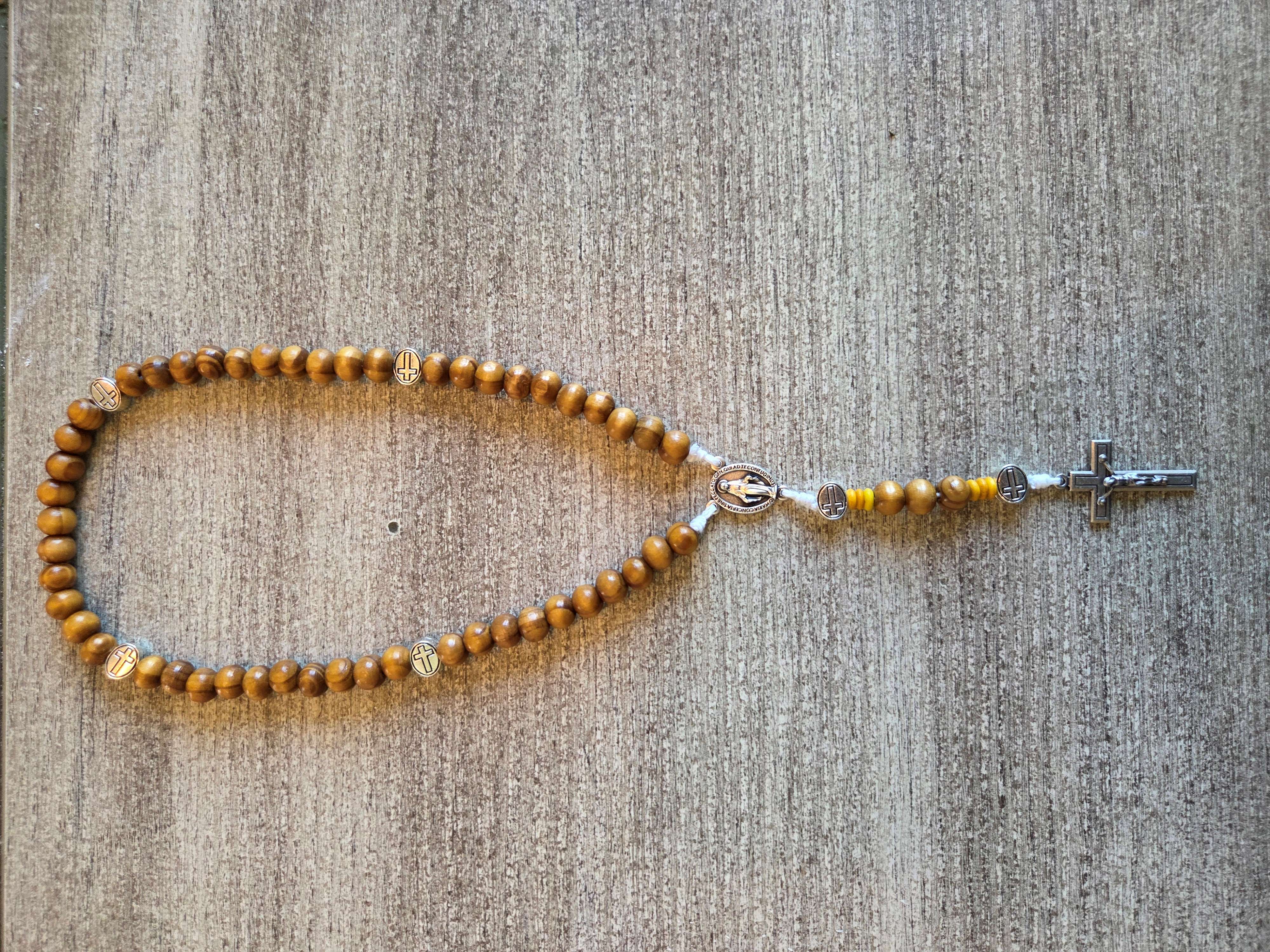 Chapelet perles en bois et croix