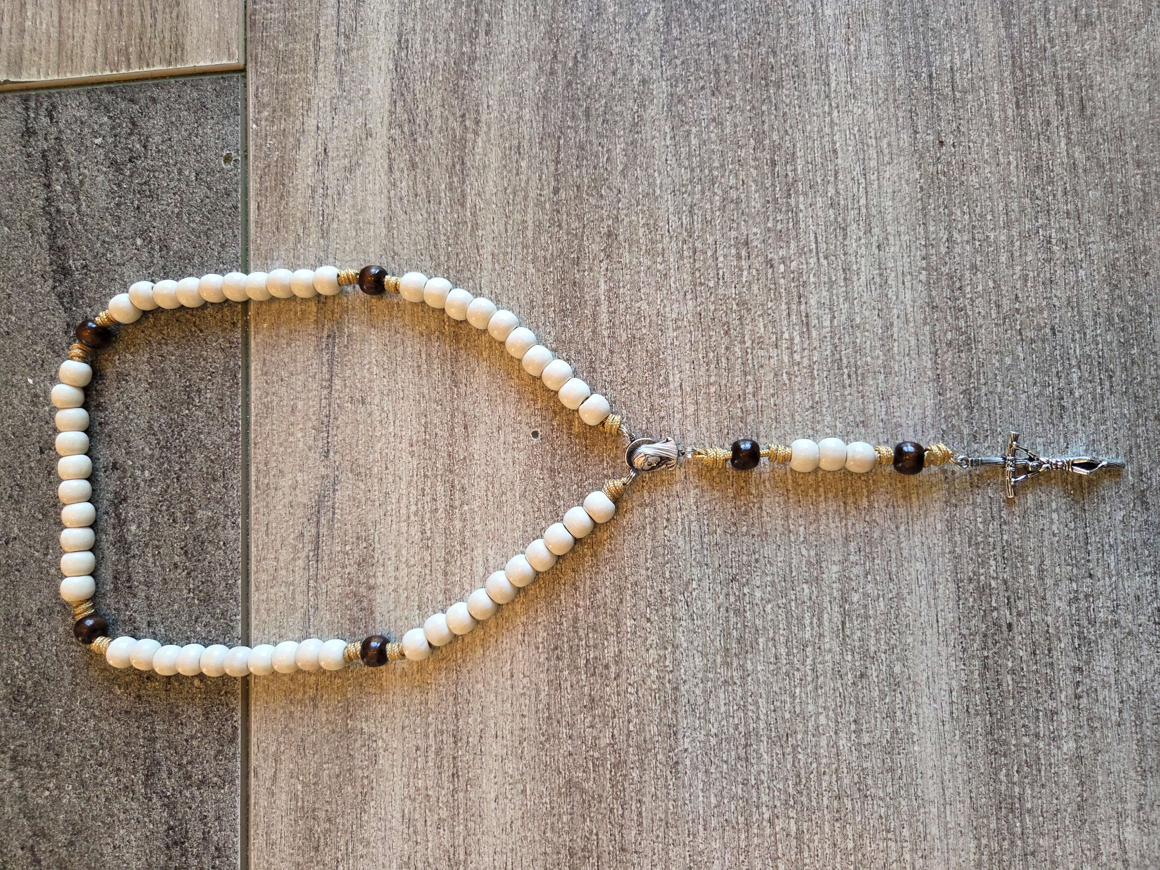 Chapelet perles bois blanc et noir