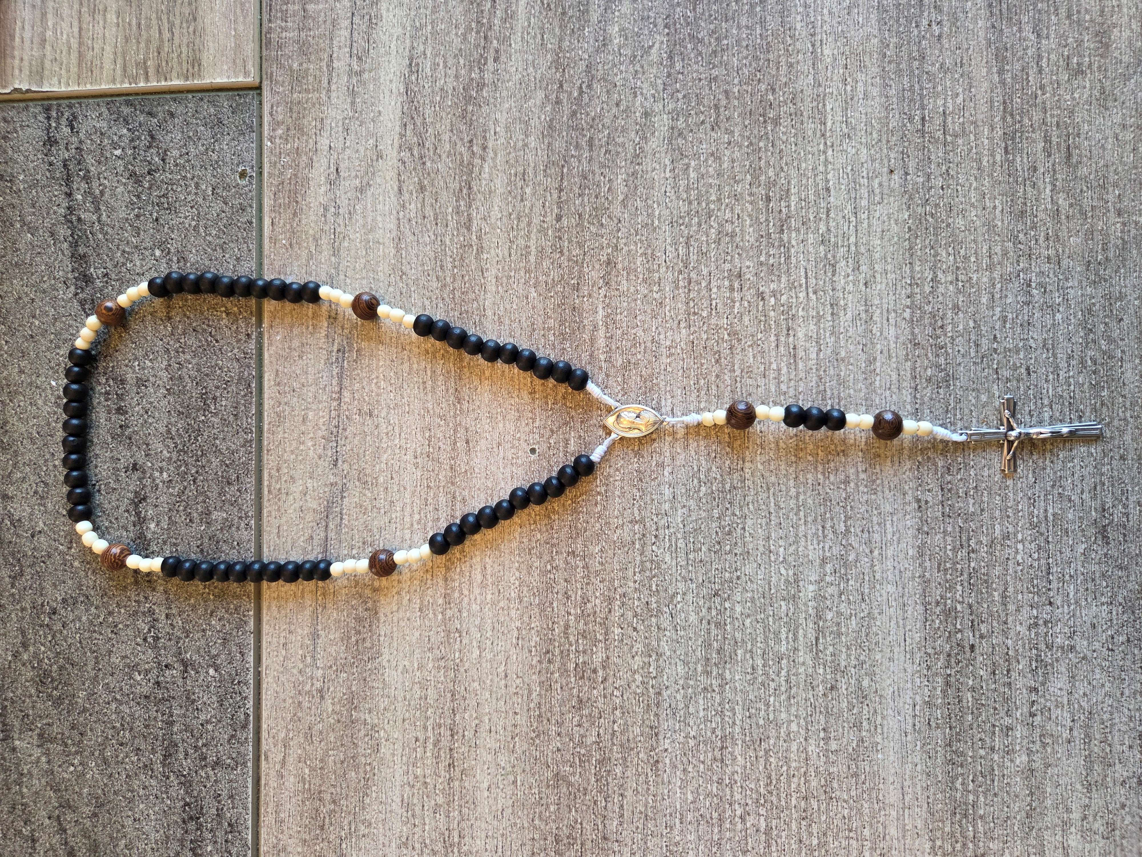 Chapelet perles bois noires et os